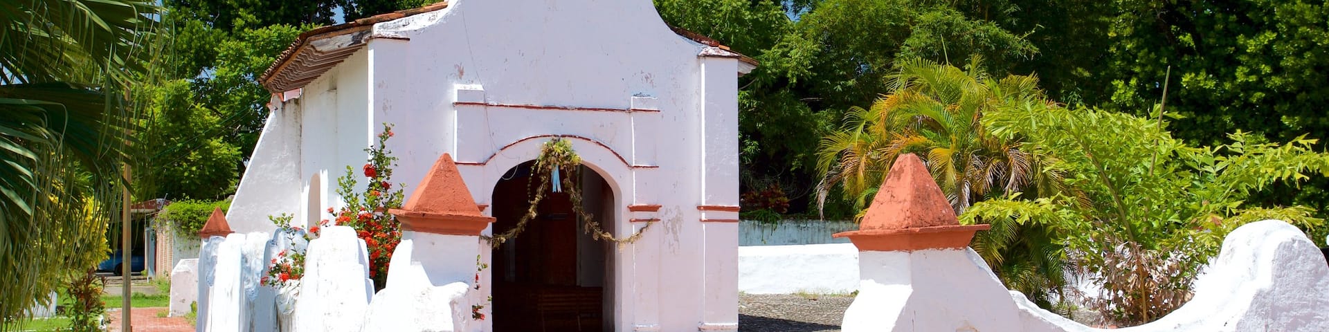 Chapel of the Rosary showing a park and heritage elements