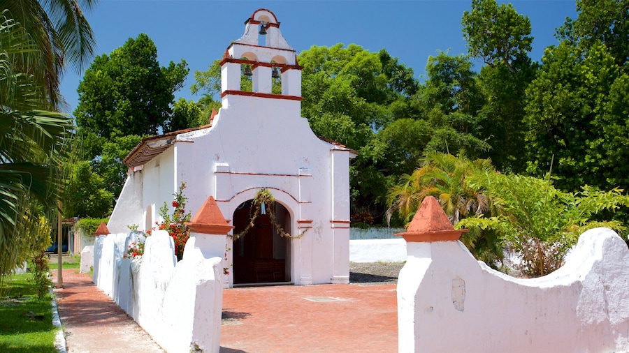 Ermita del Rosario presenterar en park och historiska element