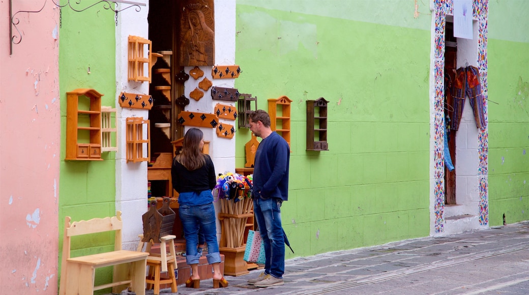 Bazar los Sapos y también una pareja