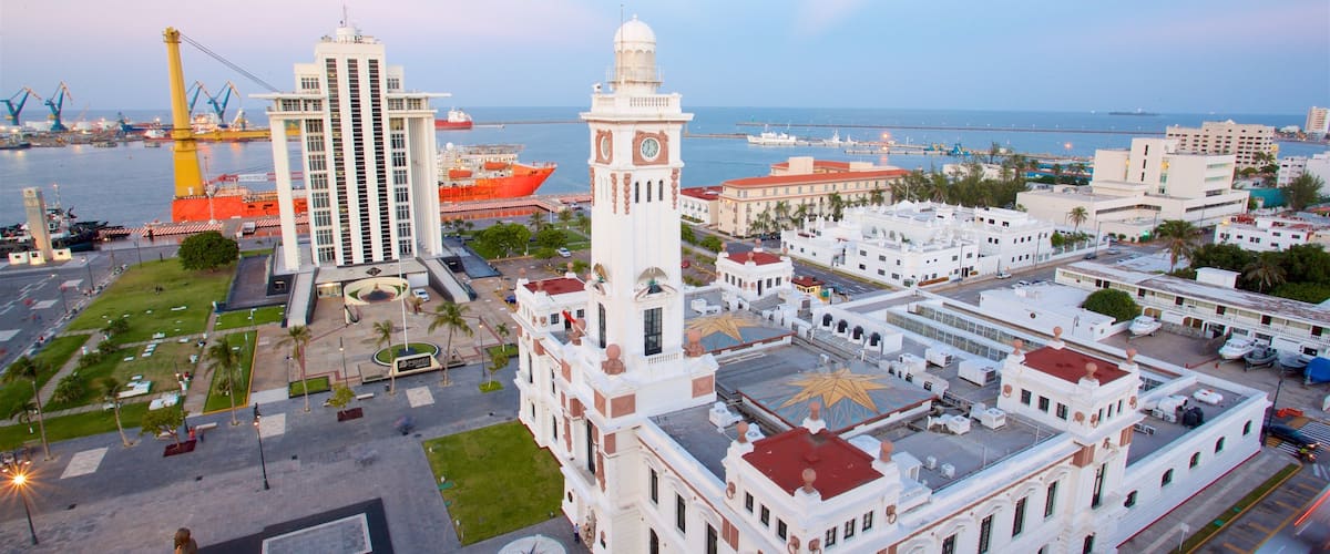 Faro de Carranza mostrando una ciudad y una bahía o puerto