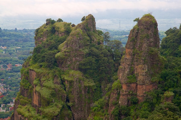 Pyramide d\'El Tepozteco montrant panoramas et scĂšnes tranquilles
