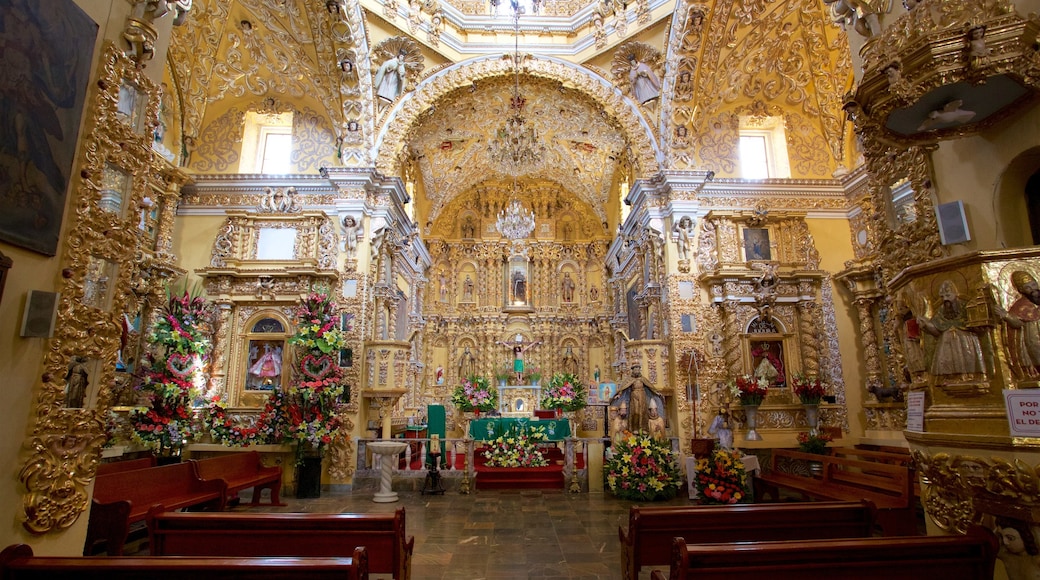 Puebla ofreciendo una iglesia o catedral, elementos patrimoniales y vista interna