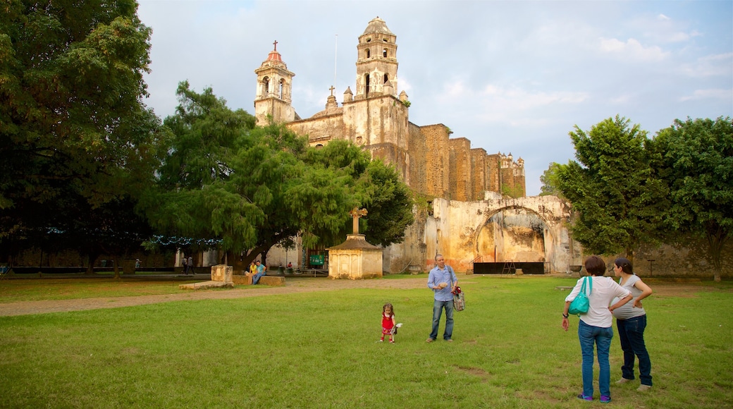 Tepoztlán ofreciendo un jardín y patrimonio de arquitectura y también una familia