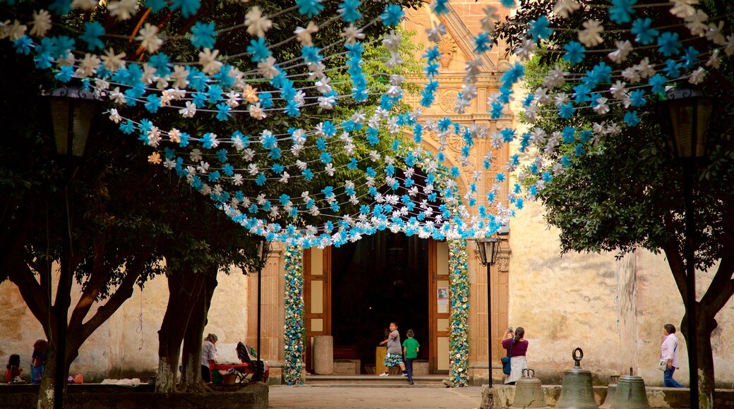 Tepoztlan showing heritage elements