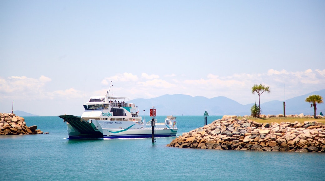 Magnetic Island-veerbooterminal bevat cruises, algemene kustgezichten en een baai of haven