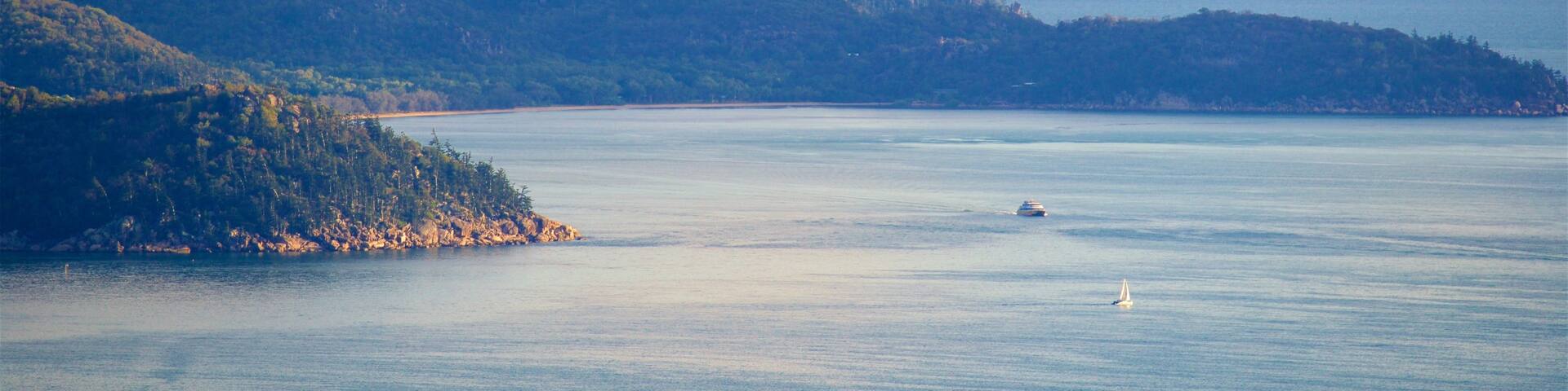 Magnetic Island welches beinhaltet Bucht oder Hafen, allgemeine KĂŒstenansicht und Sonnenuntergang