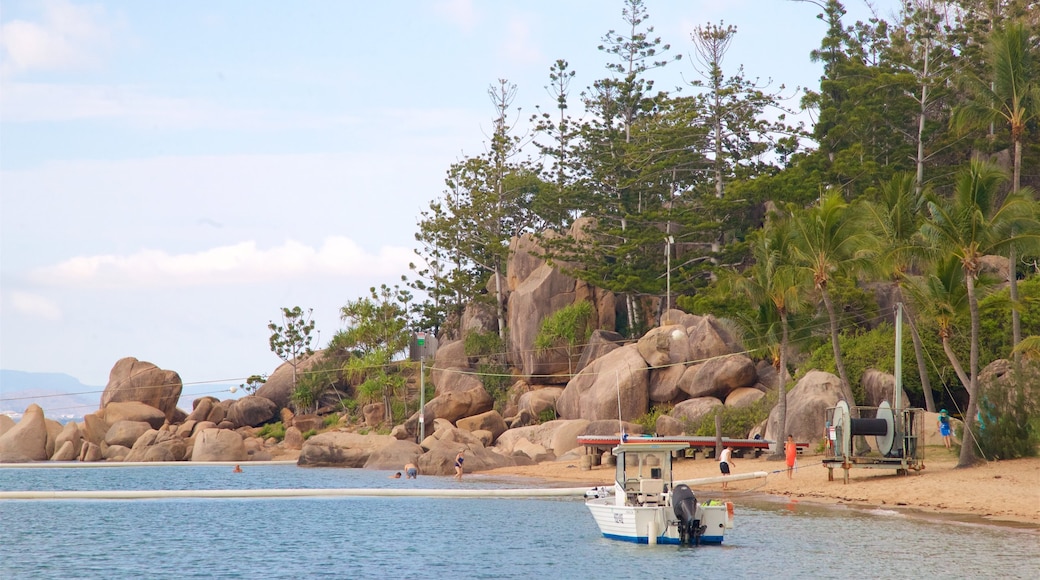 Picnic Bay som inkluderar klippig kustlinje, kustutsikter och en sandstrand