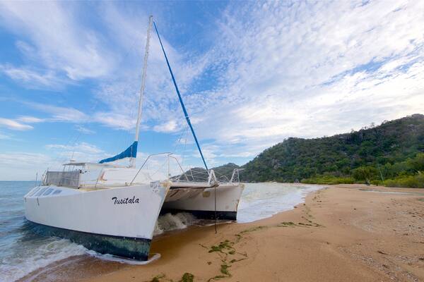 Plage de Horseshoe Bay montrant plage, navigation et vues littorales
