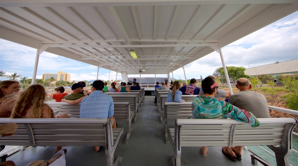 Terminal de ferry de Magnetic Island que incluye un ferry y también un pequeño grupo de personas