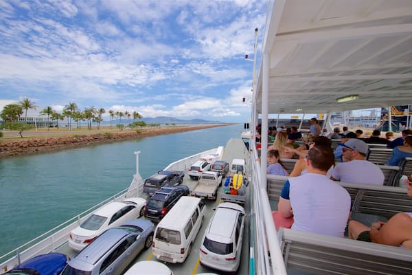 Magnetic Island Ferry mit einem Fähre sowie kleine Menschengruppe