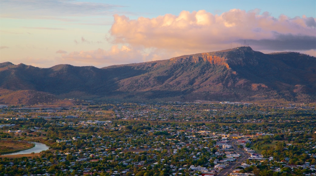 Mount Stuart que incluye un pueblo, montañas y un atardecer