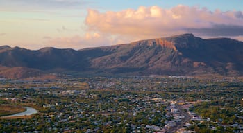 Mount Stuart que incluye montañas, una pequeña ciudad o aldea y un atardecer