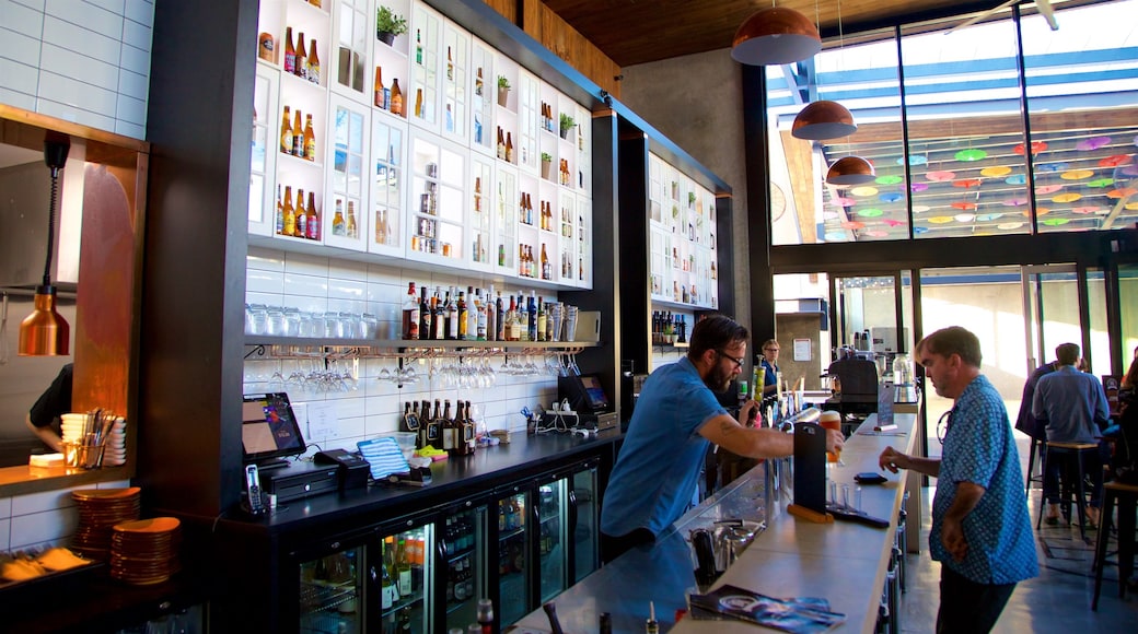 Townsville mettant en vedette bar et vues intérieures aussi bien que homme