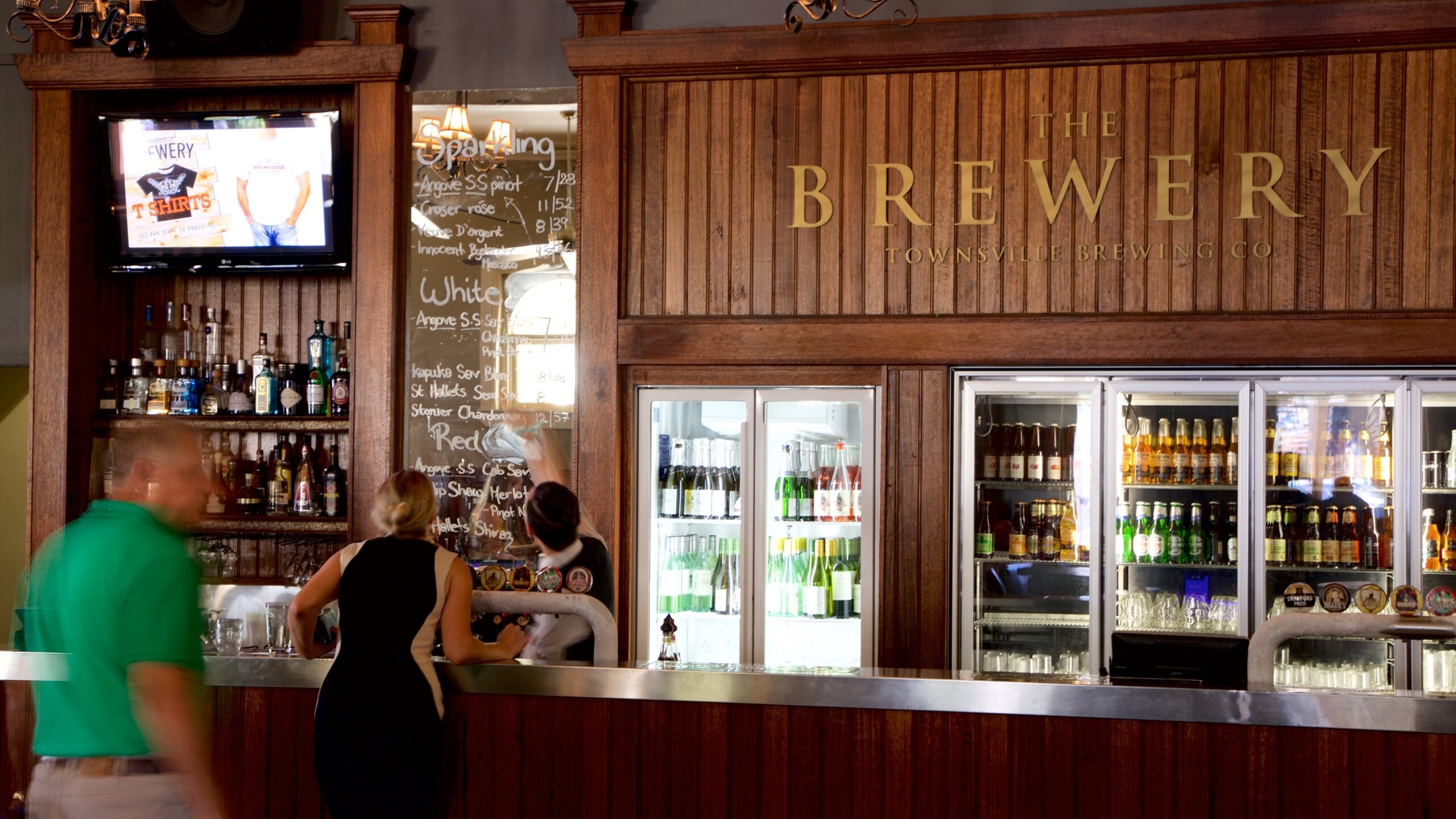 Townsville showing interior views and a bar