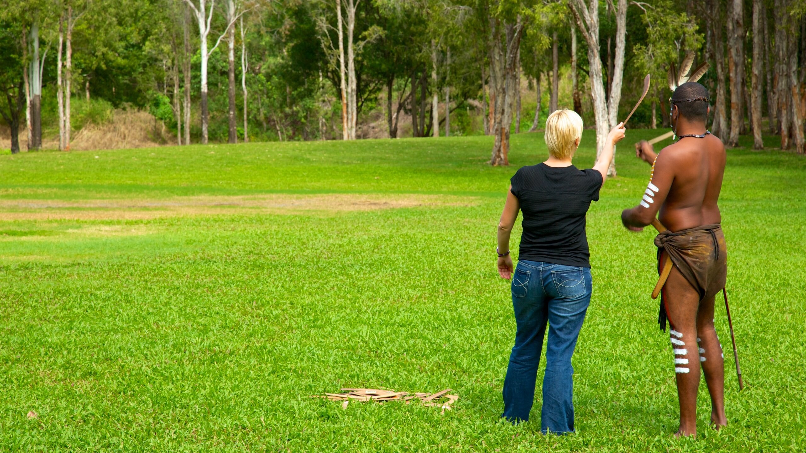 Tropical North Queensland que incluye escenas tranquilas y cultura indígena y también un hombre