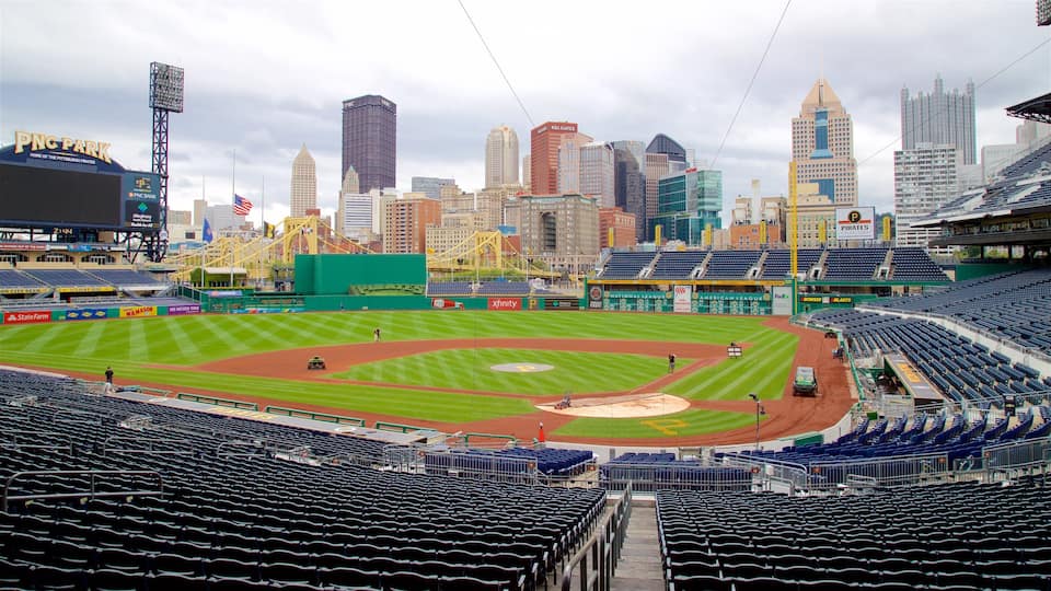 PNC Park que incluye una ciudad