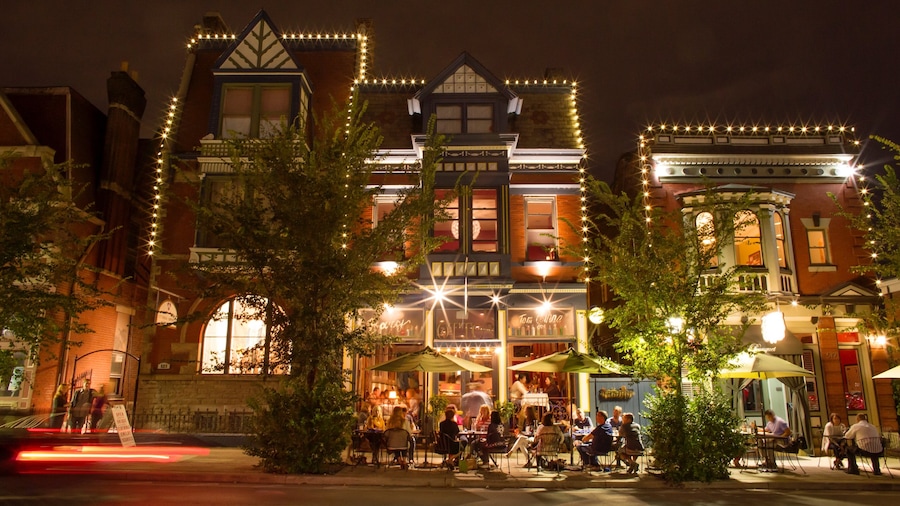 MainStrasse Village ofreciendo comer al aire libre y escenas nocturnas y también un pequeño grupo de personas
