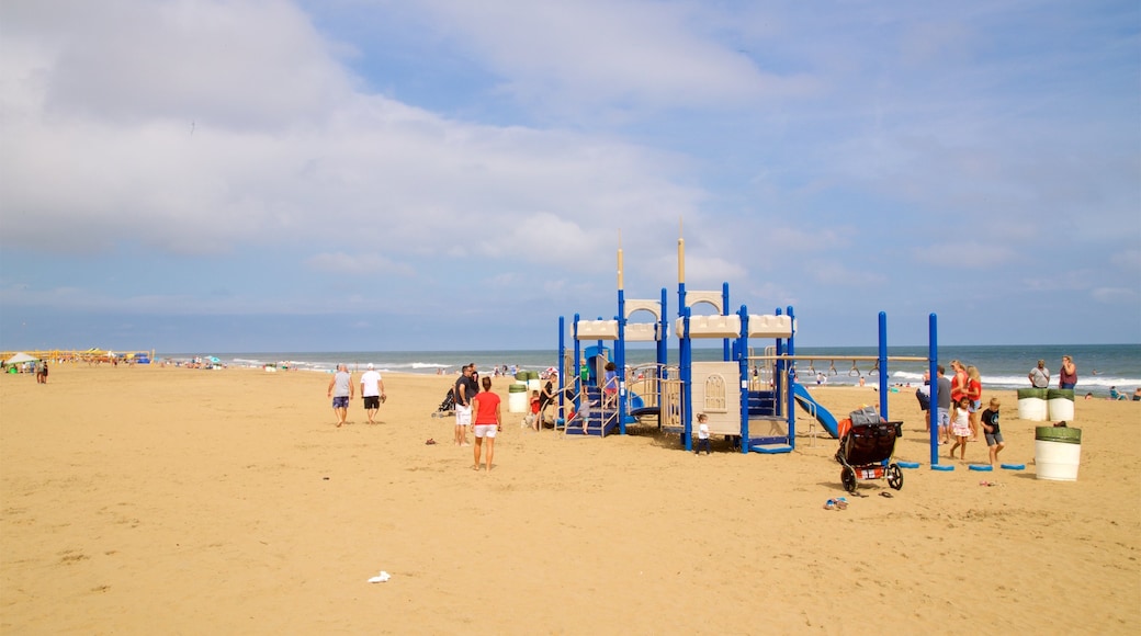 Neptune\'s Park mostrando vista della costa e spiaggia sabbiosa cosi come un piccolo gruppo di persone