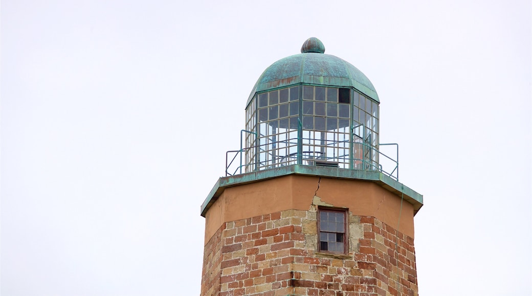 Cape Henry Lighthouse ofreciendo un faro