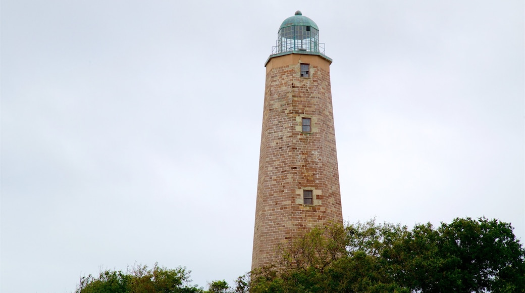 Cape Henry Lighthouse ofreciendo un faro