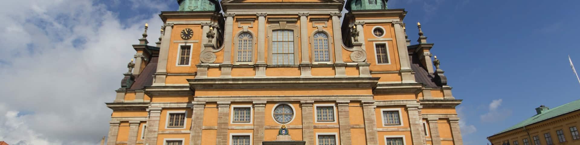 Kalmar showing a garden and heritage architecture