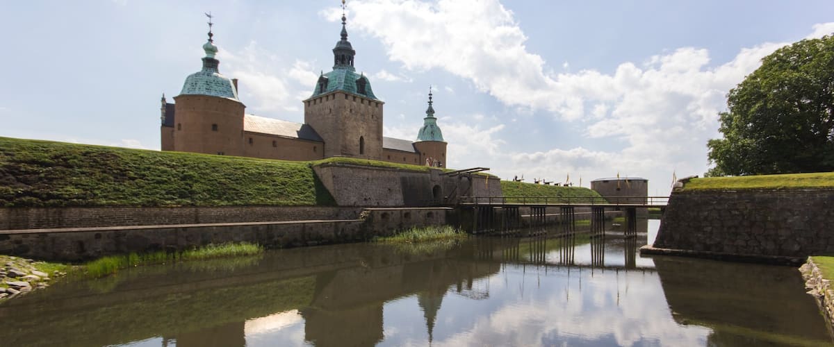 Kalmar que incluye patrimonio de arquitectura y un río o arroyo