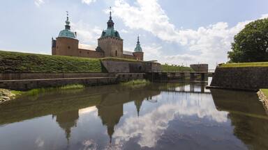 Kalmar que incluye patrimonio de arquitectura y un río o arroyo