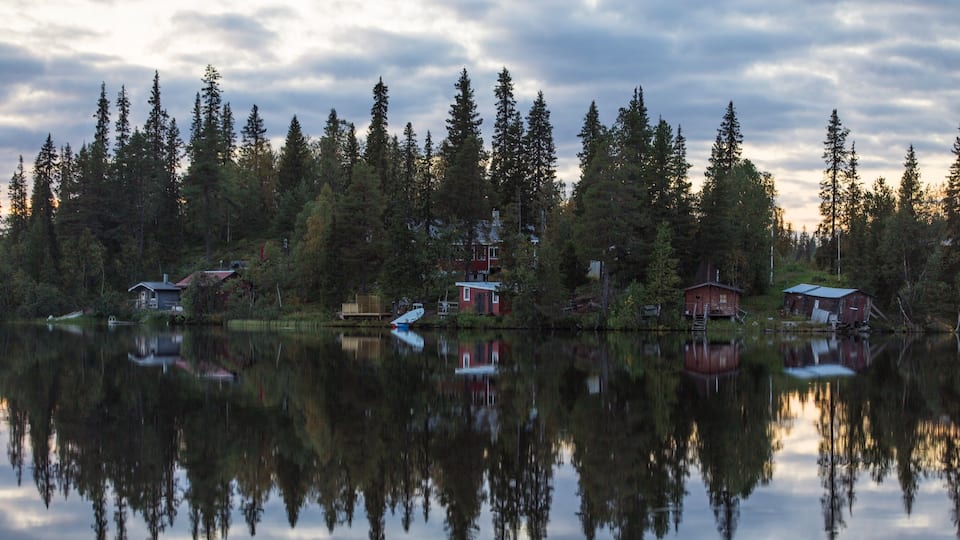 Kiruna showing a lake or waterhole