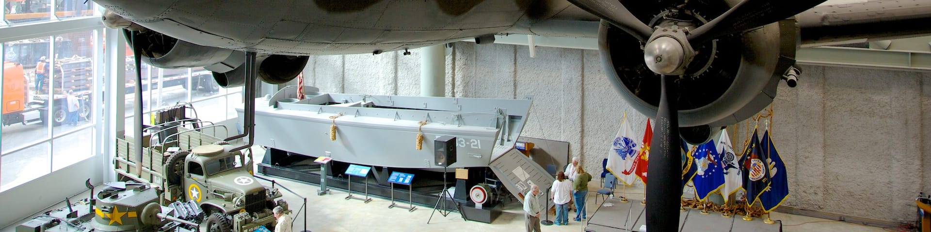 Museo Nacional de la Segunda Guerra Mundial que incluye aeronave y vistas interiores