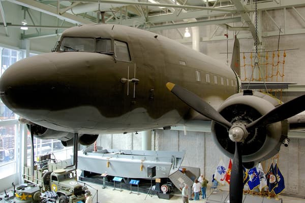 National World War II Museum som omfatter interiør og flyvemaskine
