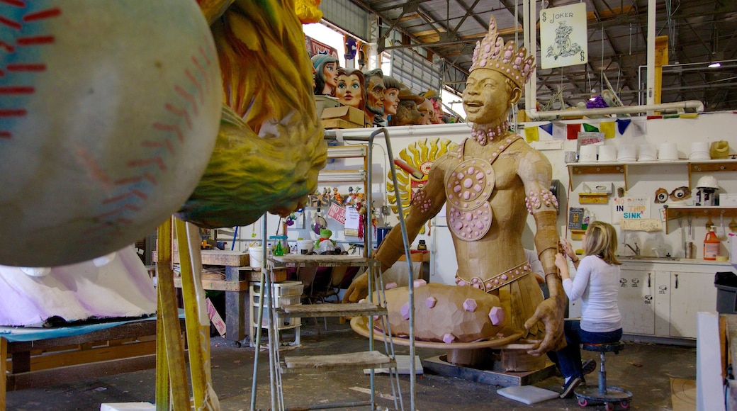 Mardi Gras World montrant vues intérieures et art aussi bien que femme