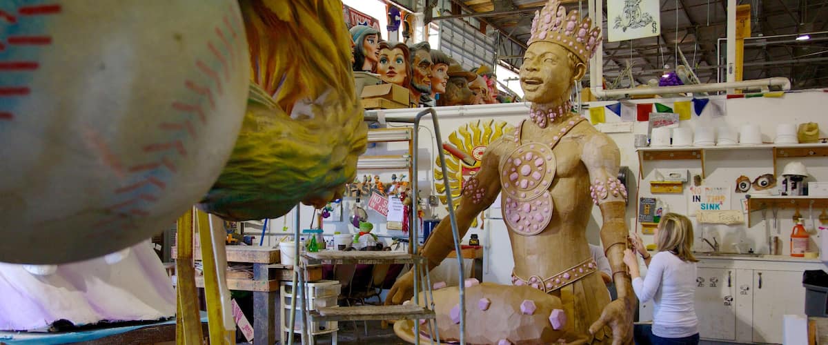 Mardi Gras World montrant vues intérieures et art aussi bien que femme