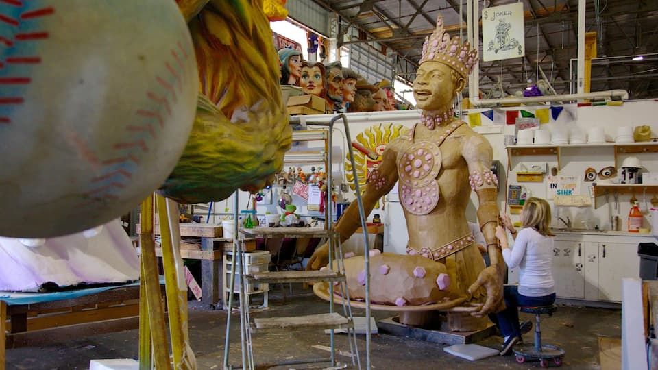 Mardi Gras World que incluye vistas interiores y arte y también una mujer