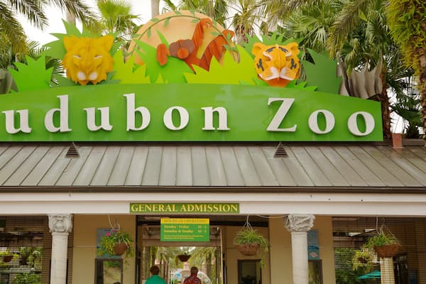 Audubon Zoo which includes zoo animals and signage