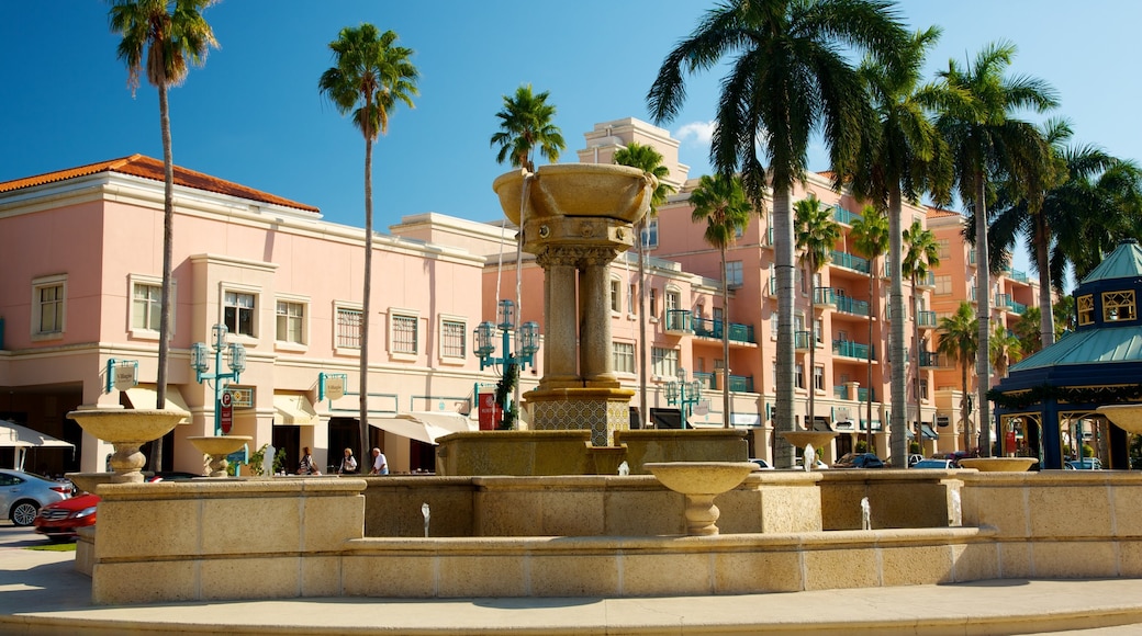 Mizner Park som viser en by og en plads eller et torv