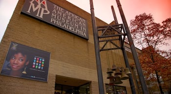 African American Museum som visar skyltar och en stad