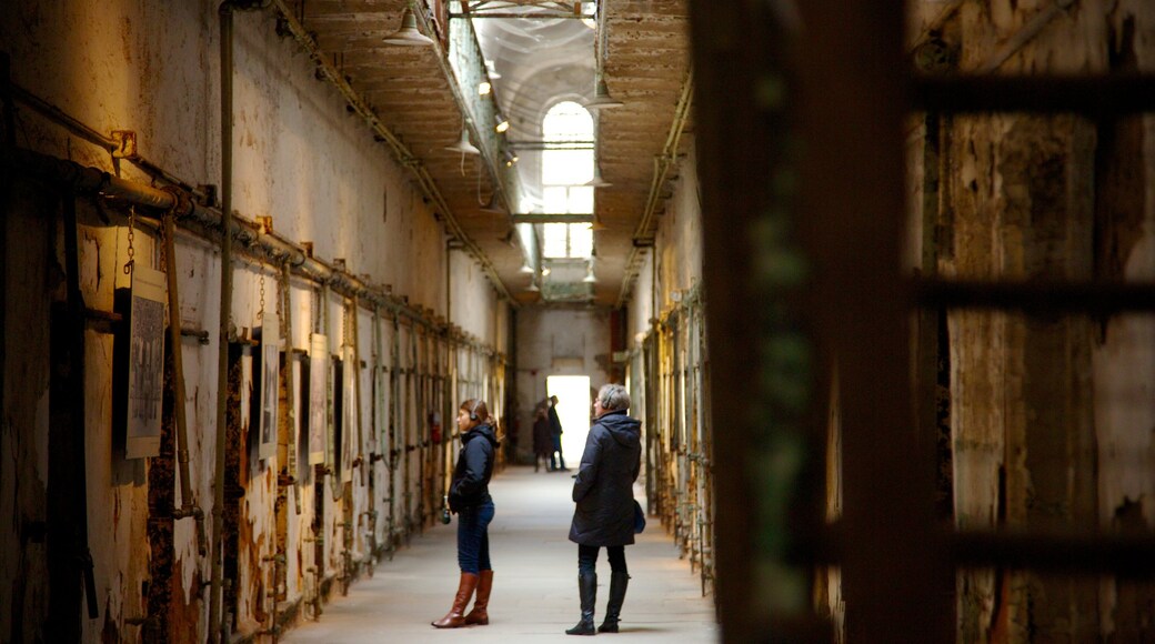 Eastern State Penitentiary mostrando vistas de interior