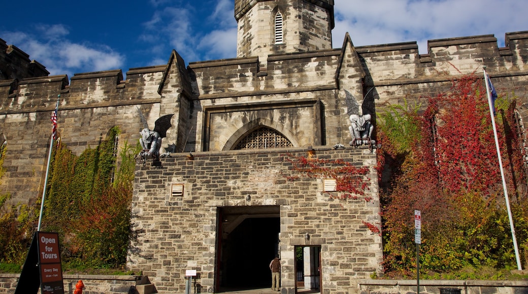 Eastern State Penitentiary que inclui arquitetura de patrimônio e cores do outono