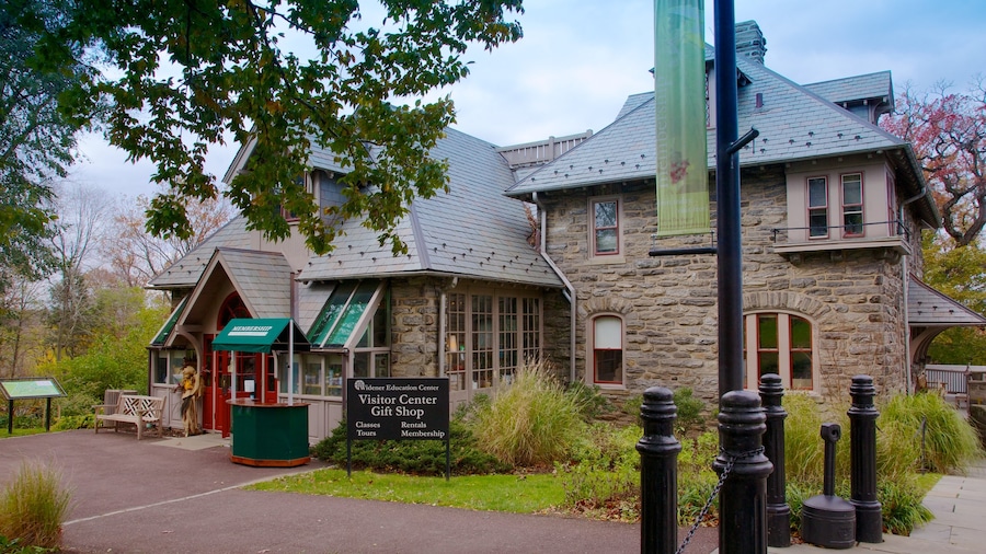 Morris Arboretum som inkluderar en liten stad eller by och shopping