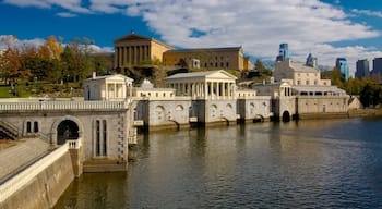 Fairmount Park caratteristiche di skyline, architettura d\'epoca e lago o sorgente d\'acqua