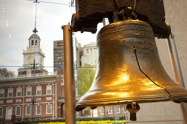 Liberty Bell Center montrant monument, patrimoine architectural et ville