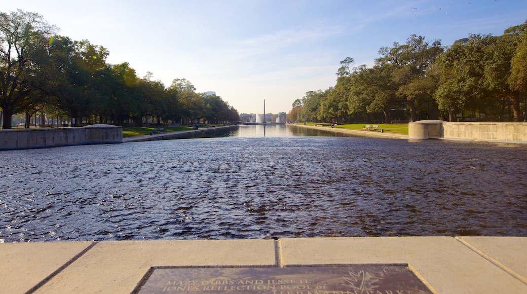 Hermann Park showing a pond and a park