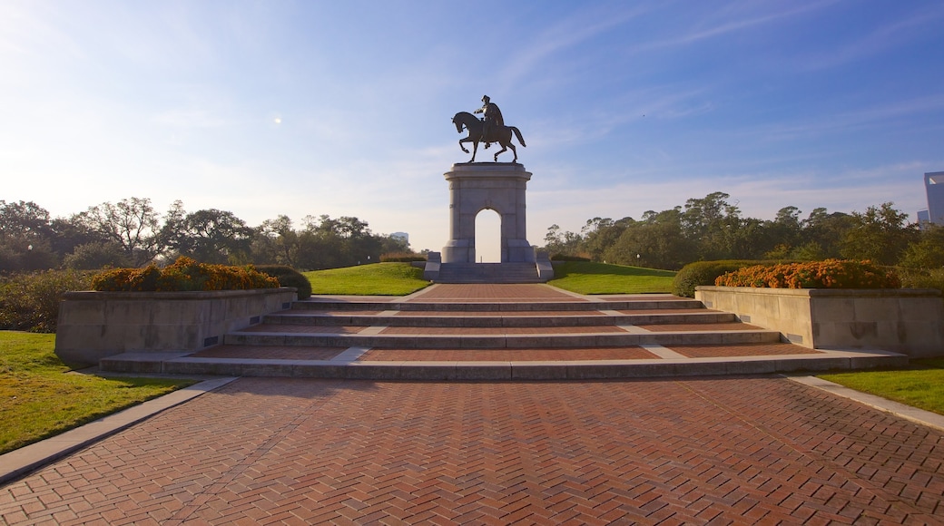 Hermann Park inclusief een park, een monument en een standbeeld of beeldhouwwerk