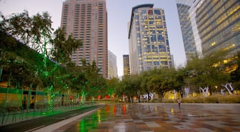 Discovery Green che include città, centro e architettura moderna