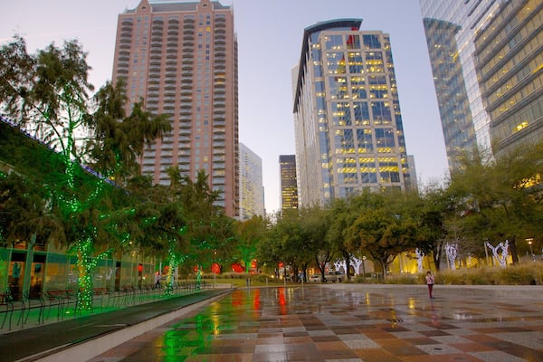 Discovery Green welches beinhaltet Hochhaus, Stadt und Platz oder Plaza