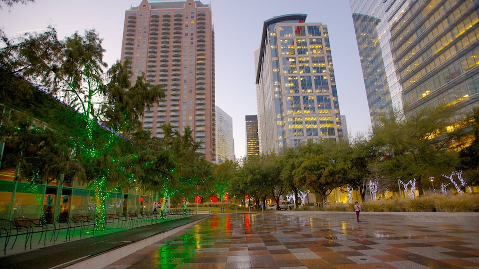 Discovery Green toont een plein, hoogbouw en een stad