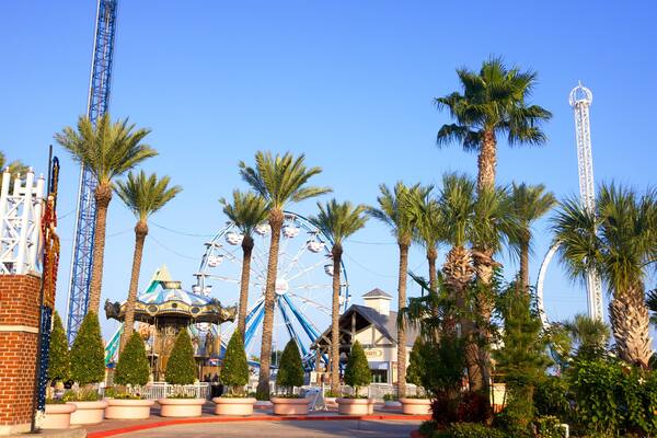 Kemah Boardwalk das einen tropische Szenerien, Fahrten und Garten