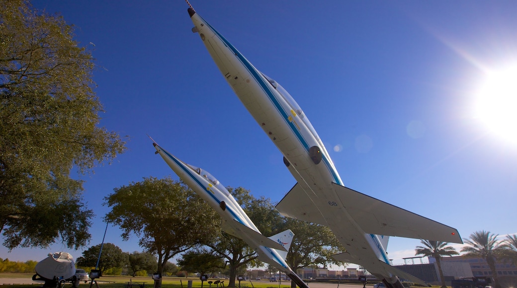 Centro Espacial de Houston que incluye aeronave y vistas de paisajes