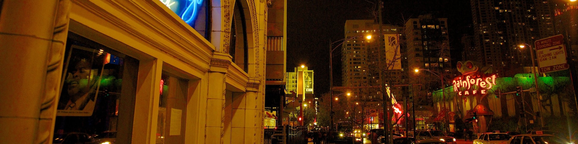 Magnificent Mile - River North qui includes ville, signalisation et scènes de rue