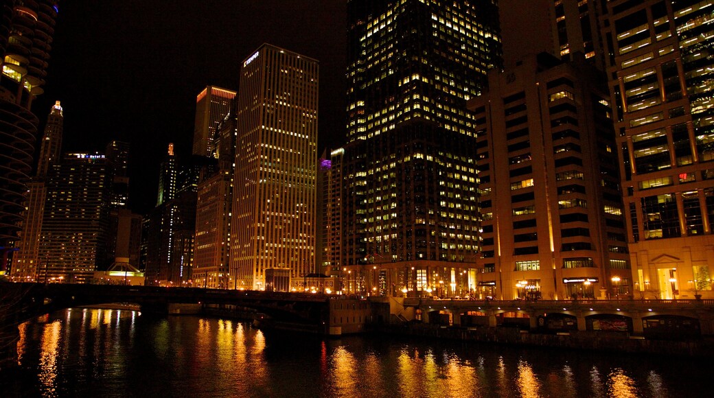 Chicago ofreciendo escenas nocturnas, una ciudad y un edificio de gran altura